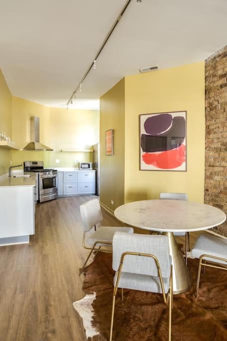 Beautifully Remodeled Third Floor Flat In River North - 3n Apartamento